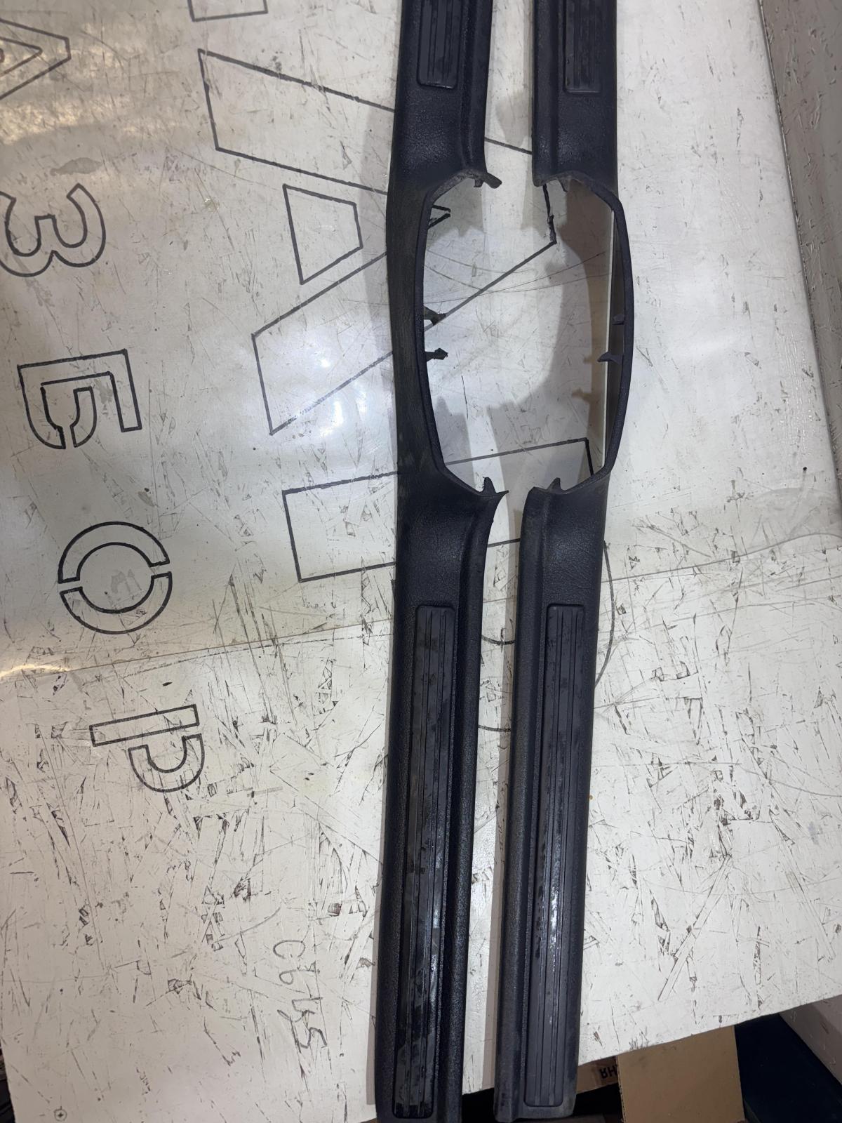 Накладки порогов внутренние 4A0864611, 4A0864612