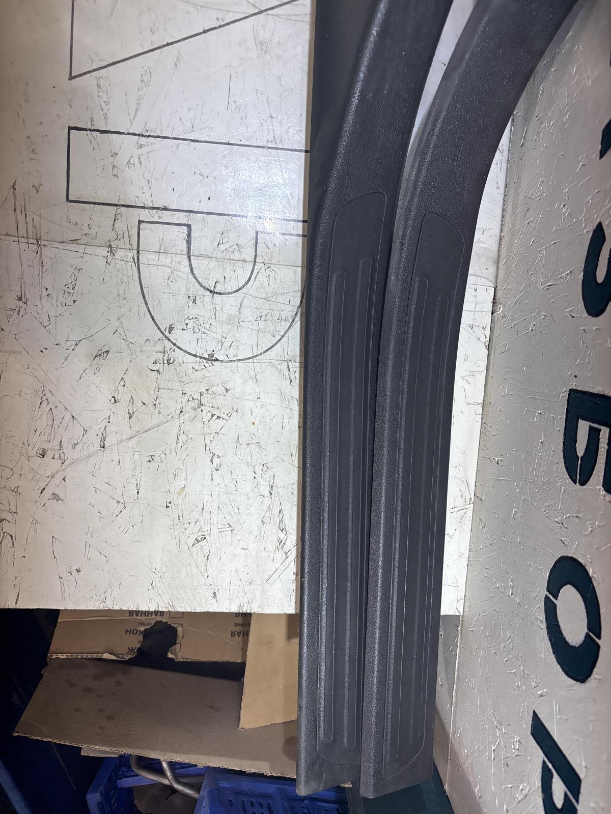 Накладки порогов внутренние 4L0853369, 4L0853370