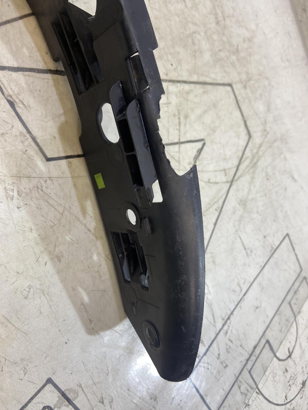 Кронштейн переднего бампера правый 7L6807184A