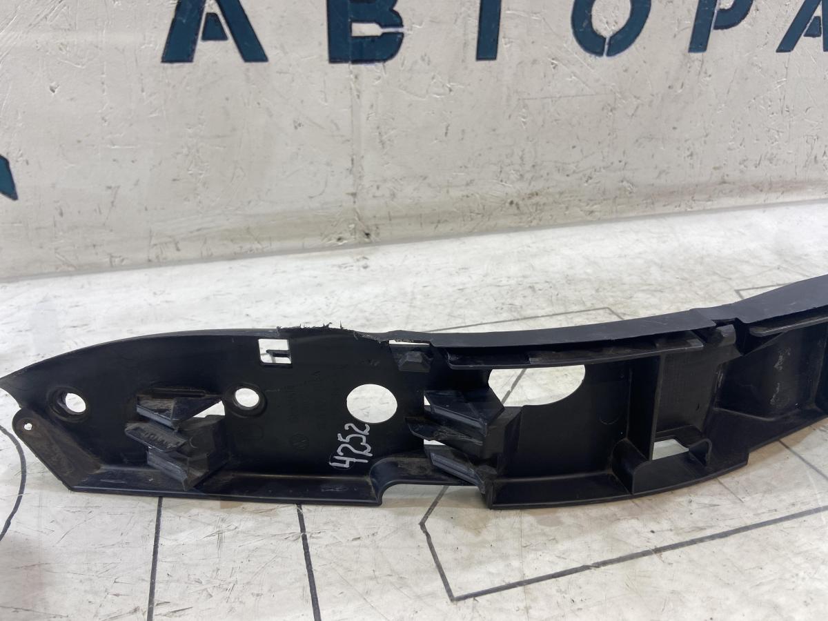 Кронштейн переднего бампера правый 7L6807184A