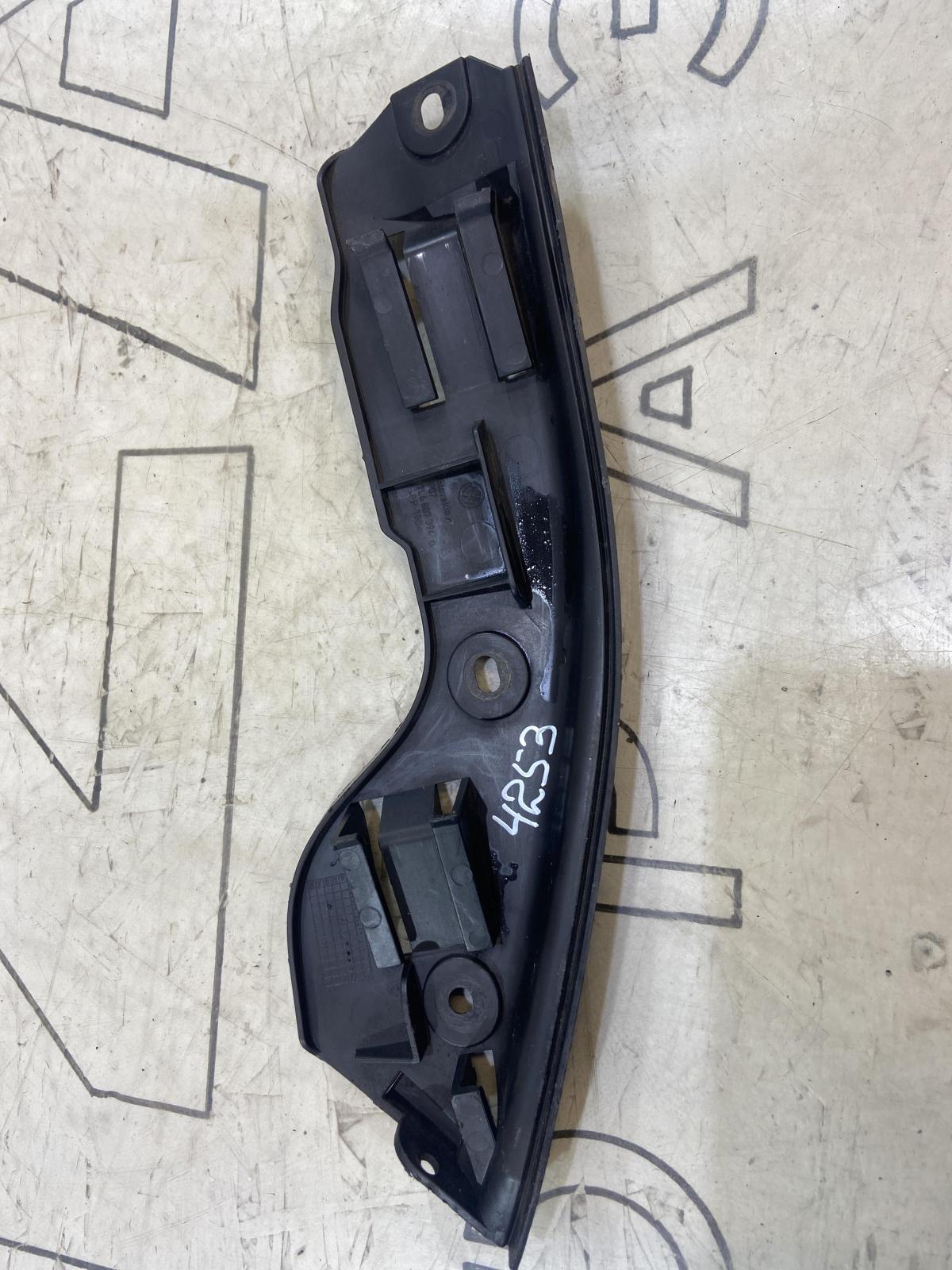 Направляющая заднего бампера правая 7L6807394A