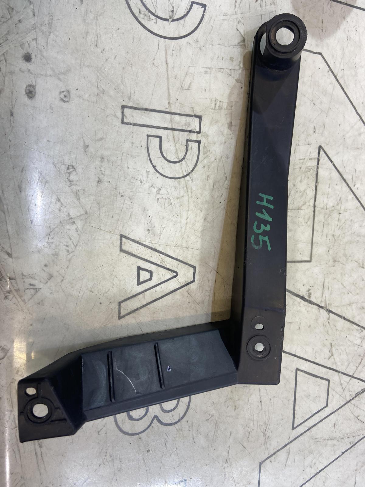 Направляющая заднего бампера левая 7L6807861