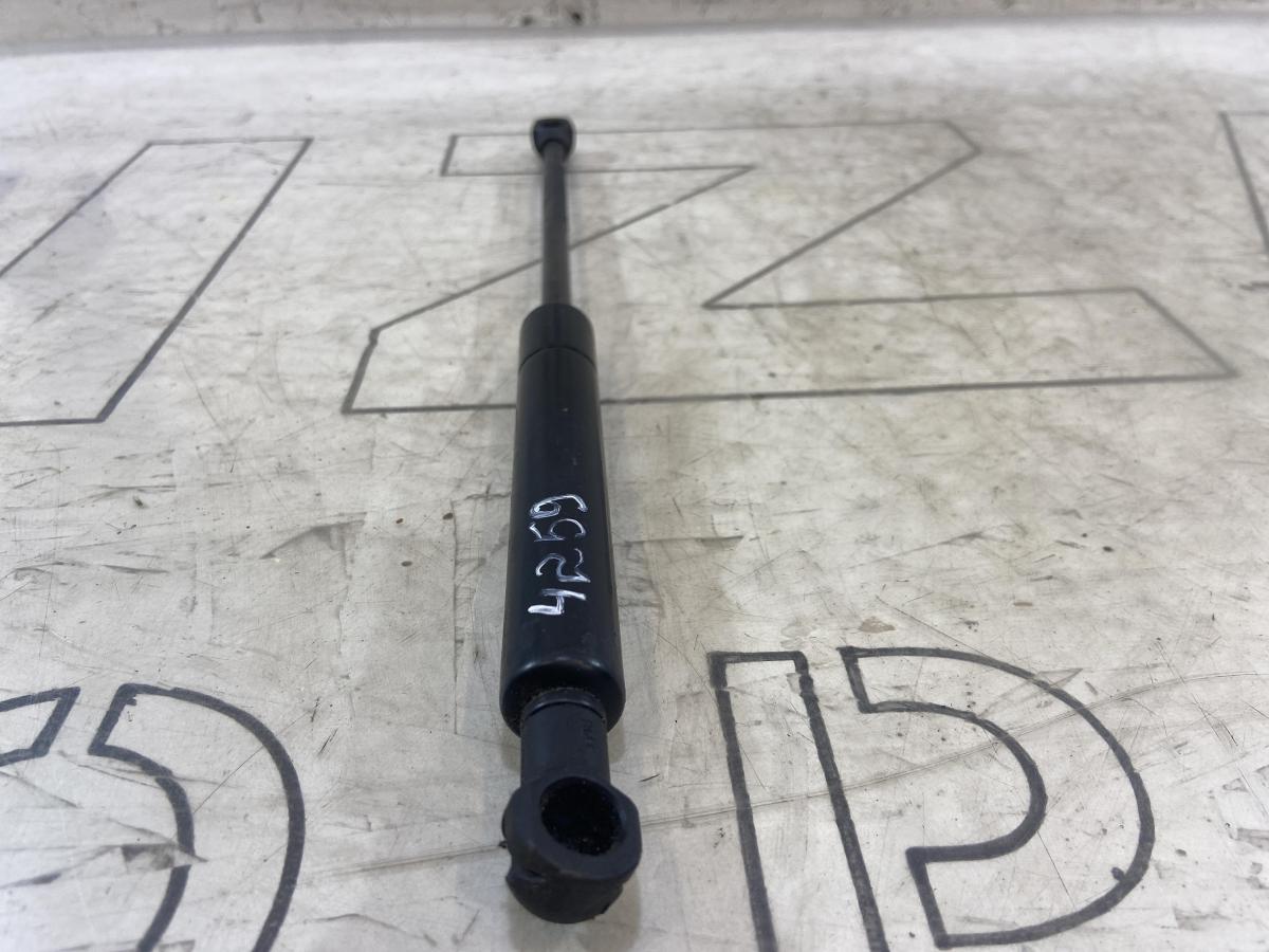 Амортизатор стекла багажника 7L6845587