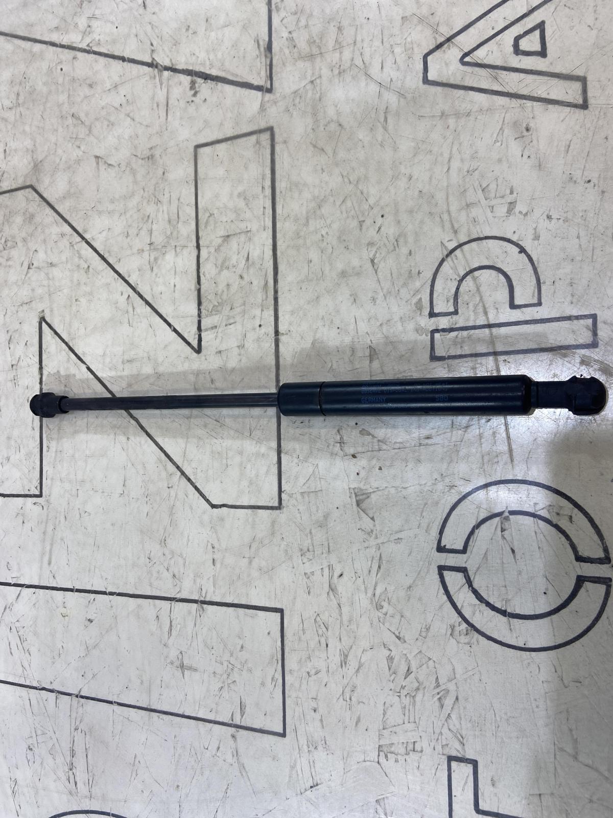 Амортизатор стекла багажника 7L6845587