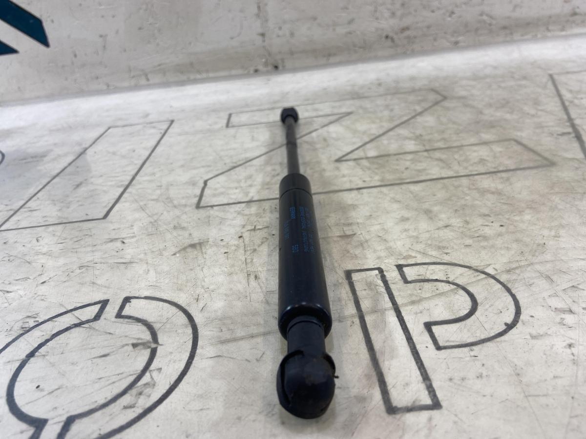 Амортизатор стекла багажника 7L6845587