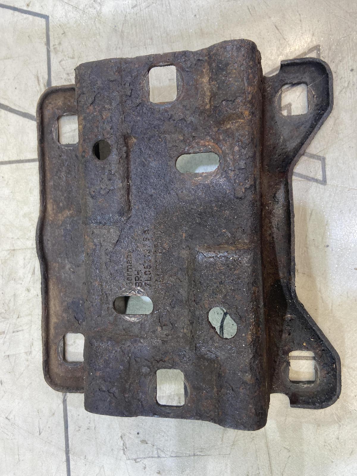 Кронштейн кардана 7L0521378A