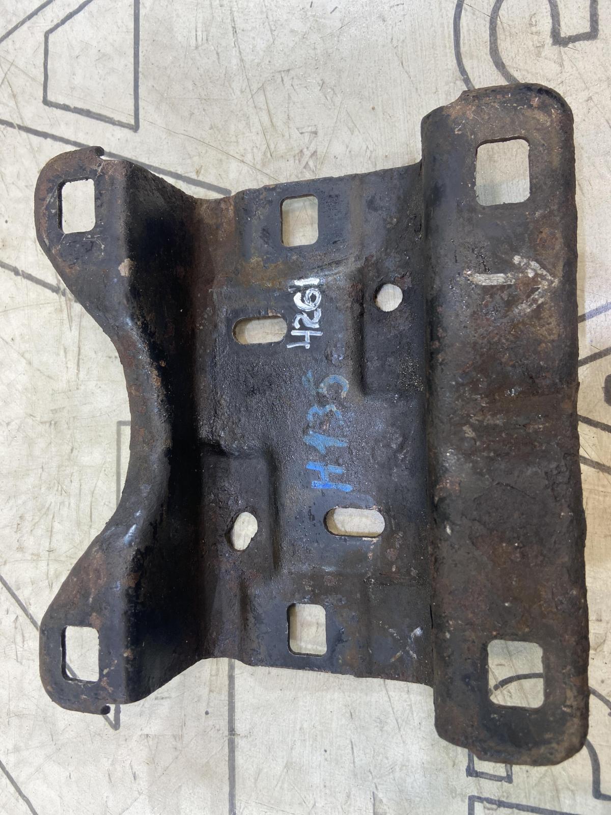 Кронштейн кардана 7L0521378A