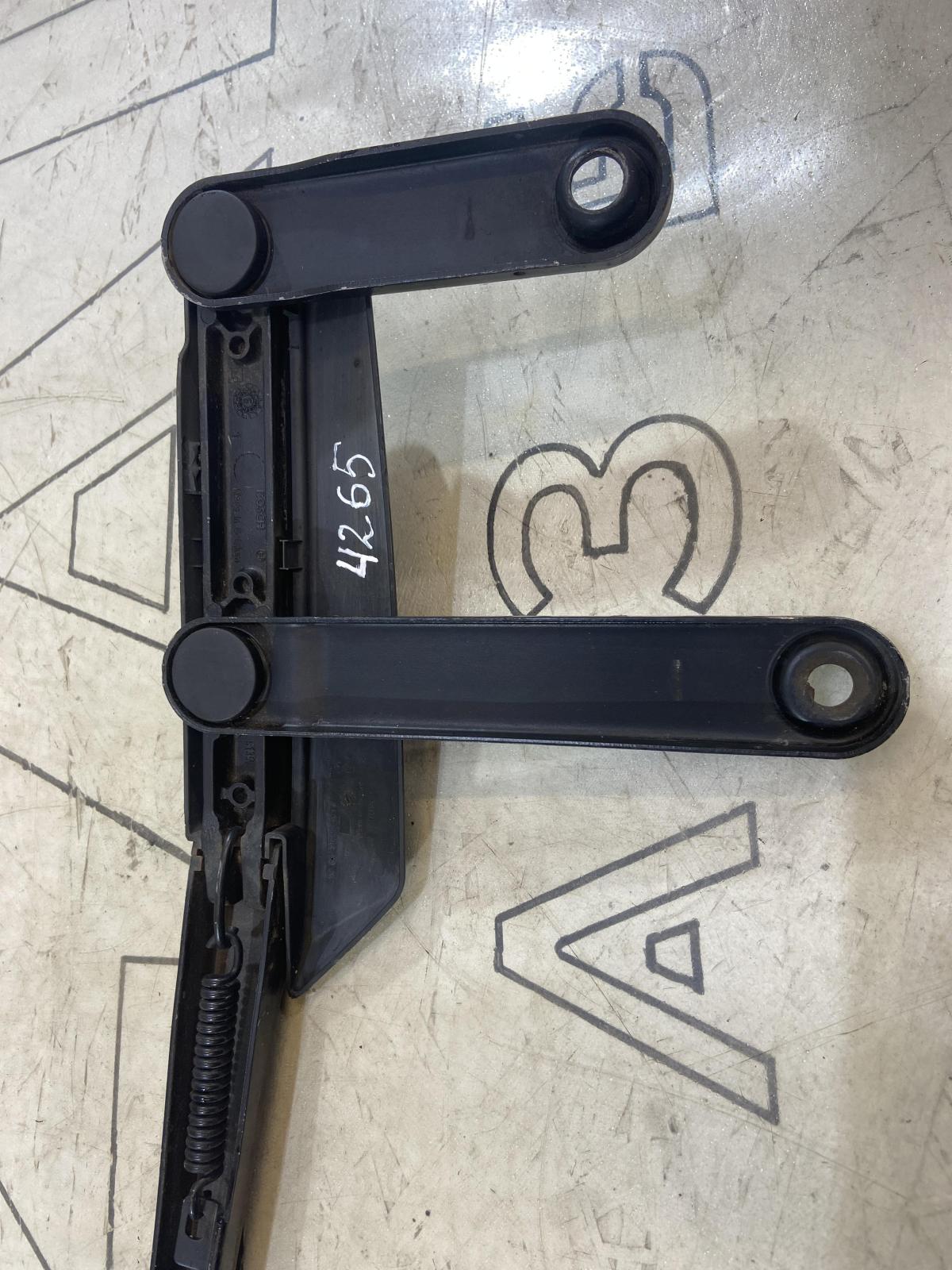 Поводок бескаркасной щётки 7L0955407D