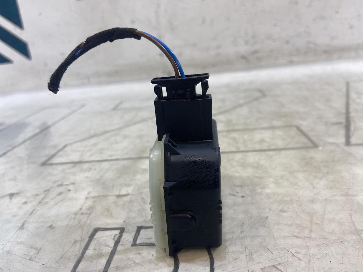 Активатор замка багажника 1M0959781A Skoda Octavia RS II