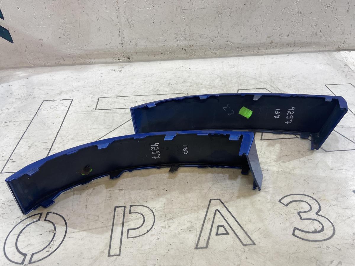 Накладка (планка) под фонарь правая, левая 1Z5813345 Skoda Octavia RS II