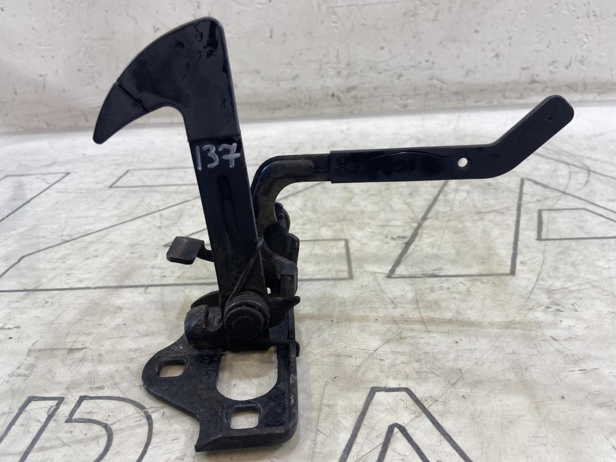 Крючок капота 1Z0823480E Skoda Octavia RS II