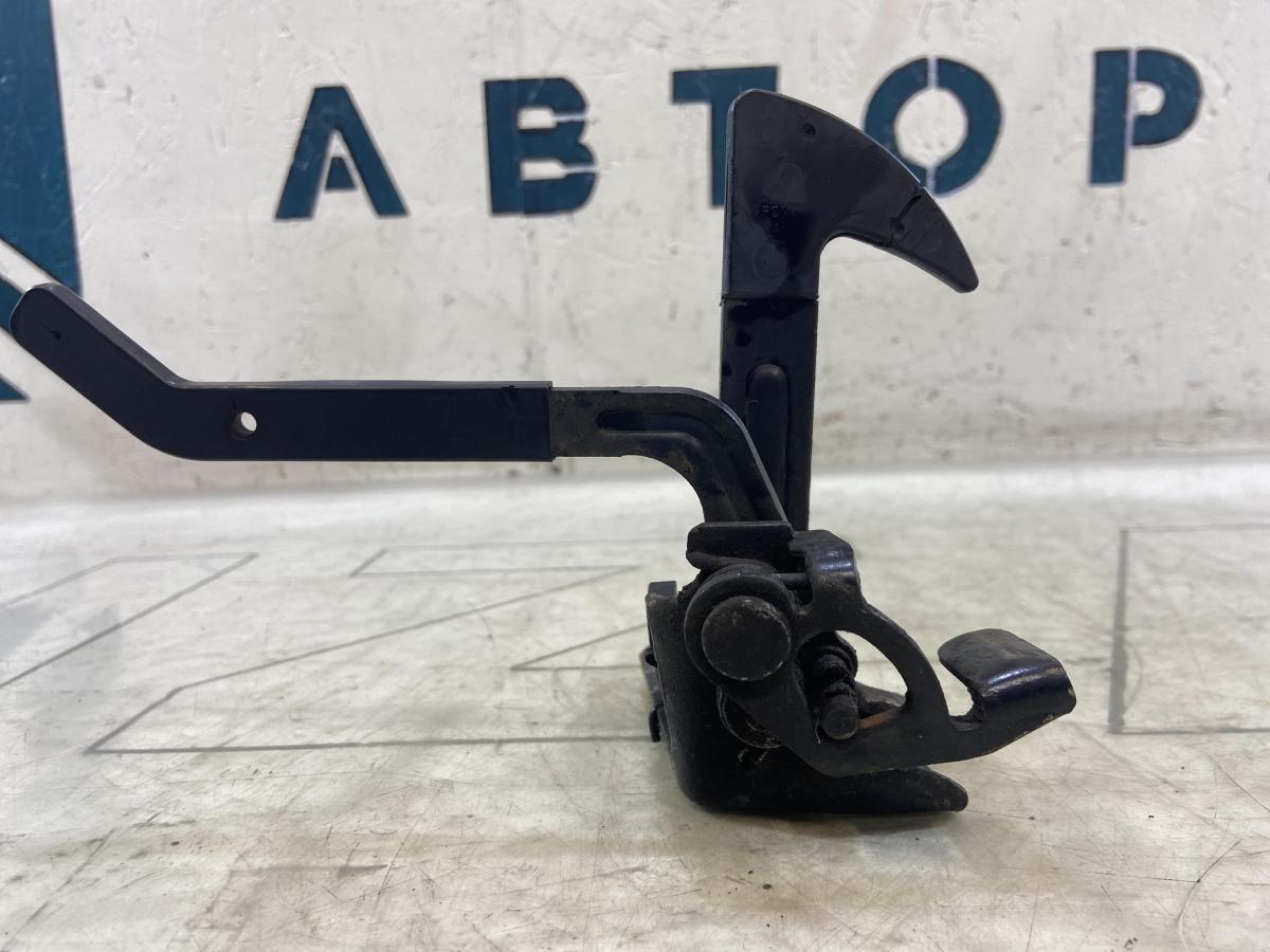 Крючок капота 1Z0823480E Skoda Octavia RS II