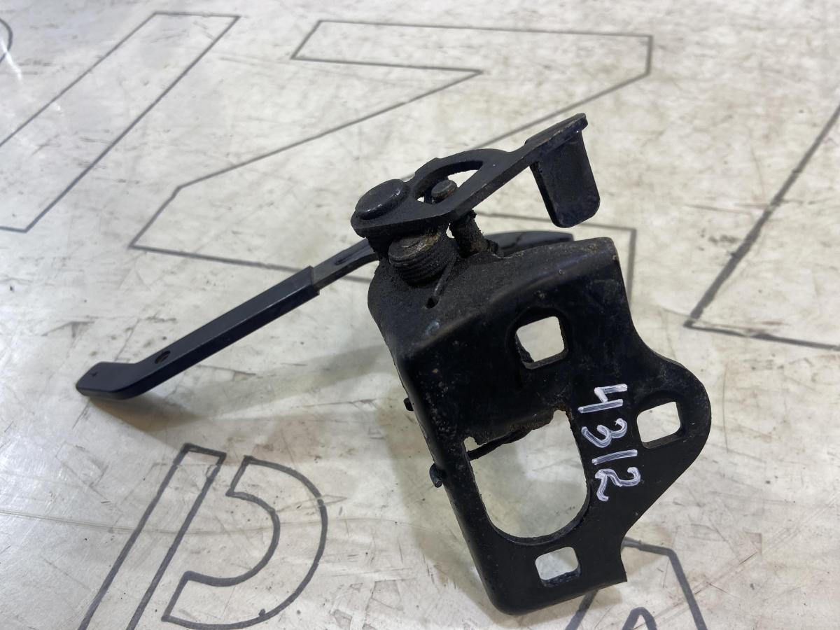 Крючок капота 1Z0823480E Skoda Octavia RS II