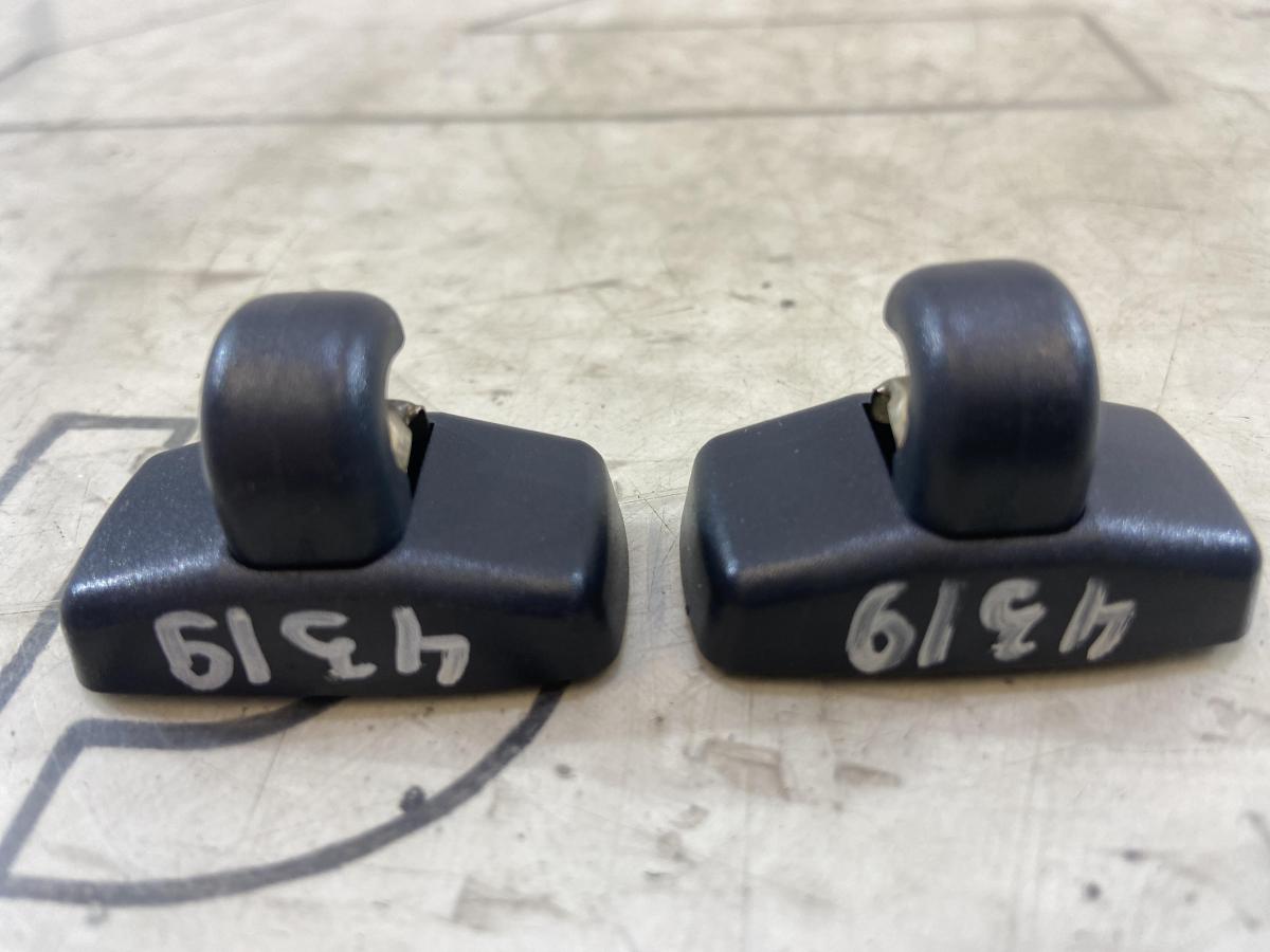 Крючок солнцезащитного козырька 1Z0857561 Skoda Octavia RS II