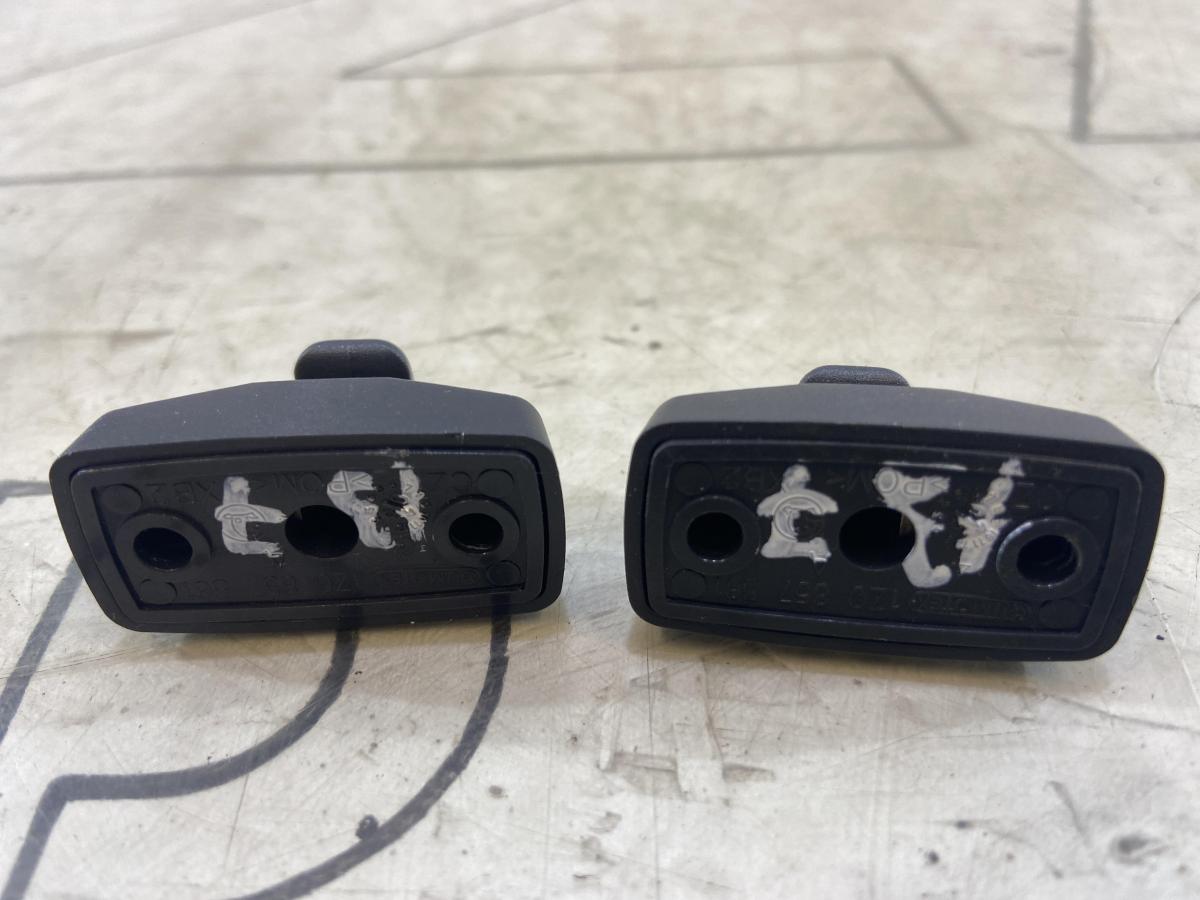 Крючок солнцезащитного козырька 1Z0857561 Skoda Octavia RS II