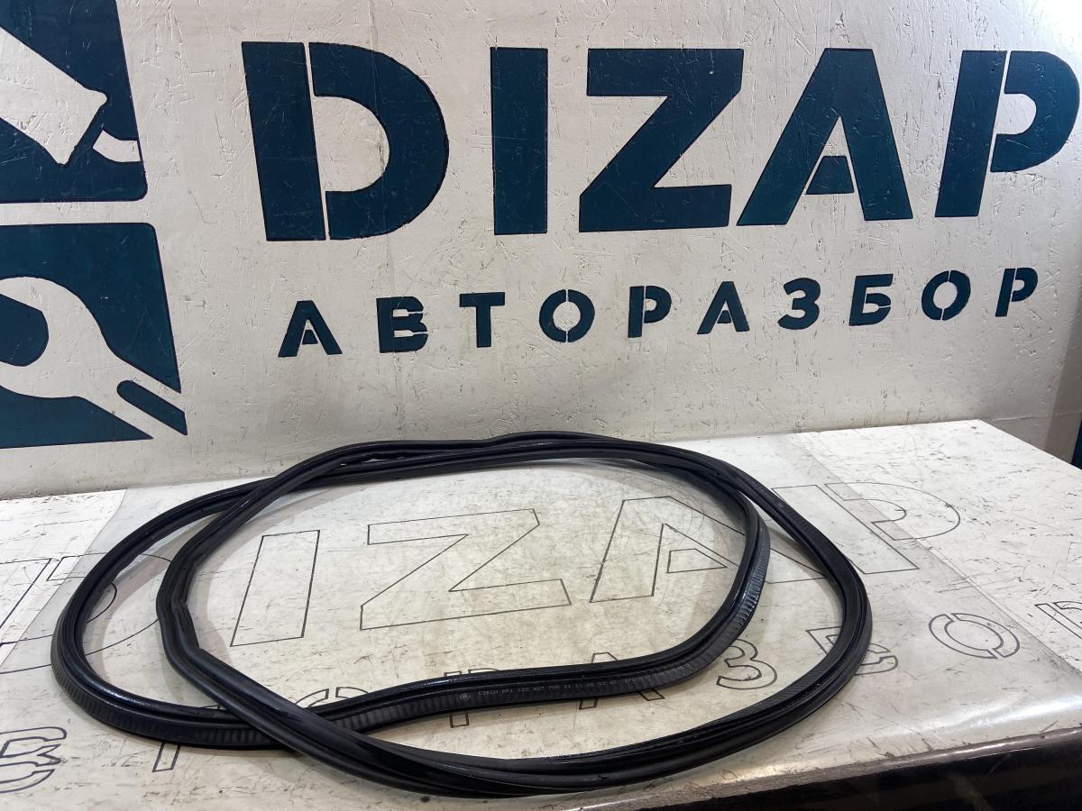 Уплотнитель крышки багажника 1Z5827705 Skoda Octavia RS II