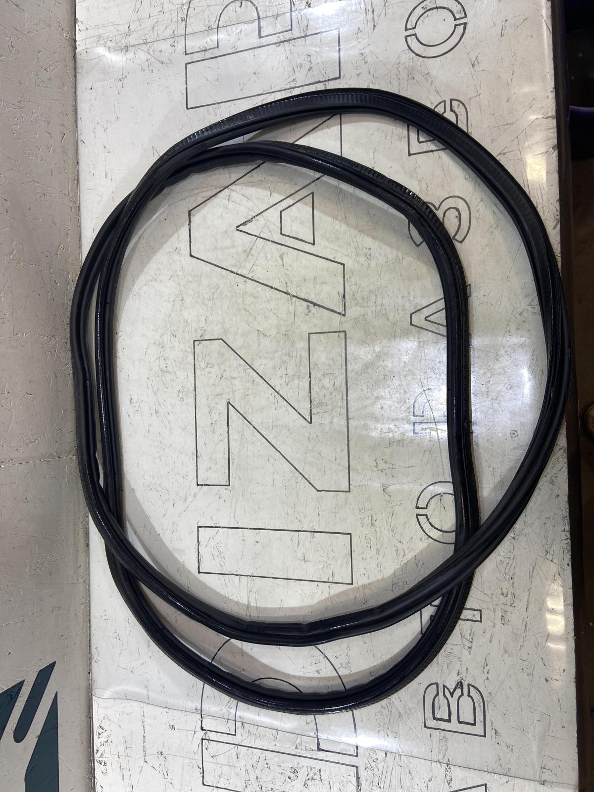 Уплотнитель крышки багажника 1Z5827705 Skoda Octavia RS II