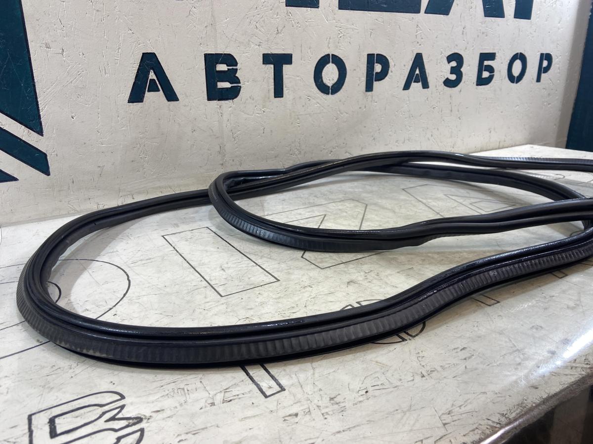 Уплотнитель крышки багажника 1Z5827705 Skoda Octavia RS II