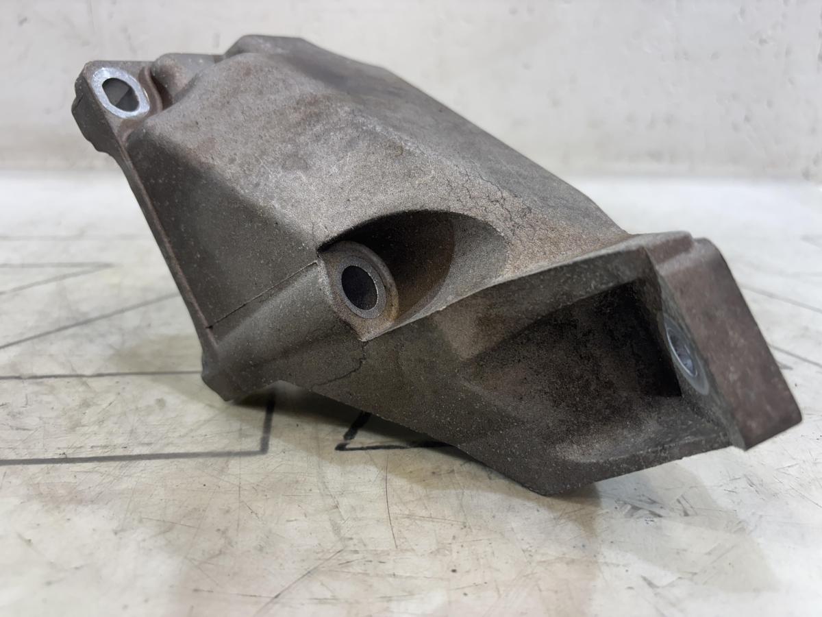 Кронштейн двигателя левый 8D0199307K Audi A4 B5