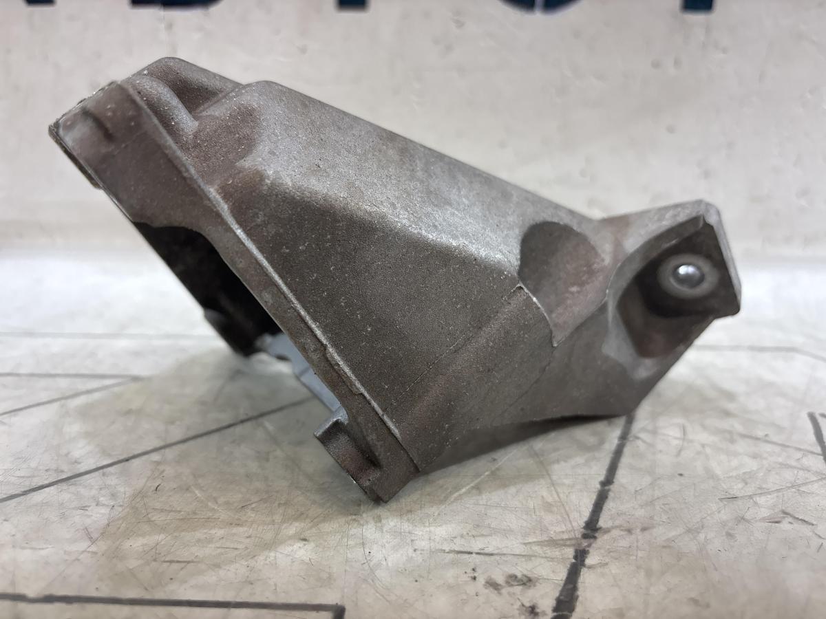 Кронштейн двигателя левый 8D0199307K Audi A4 B5