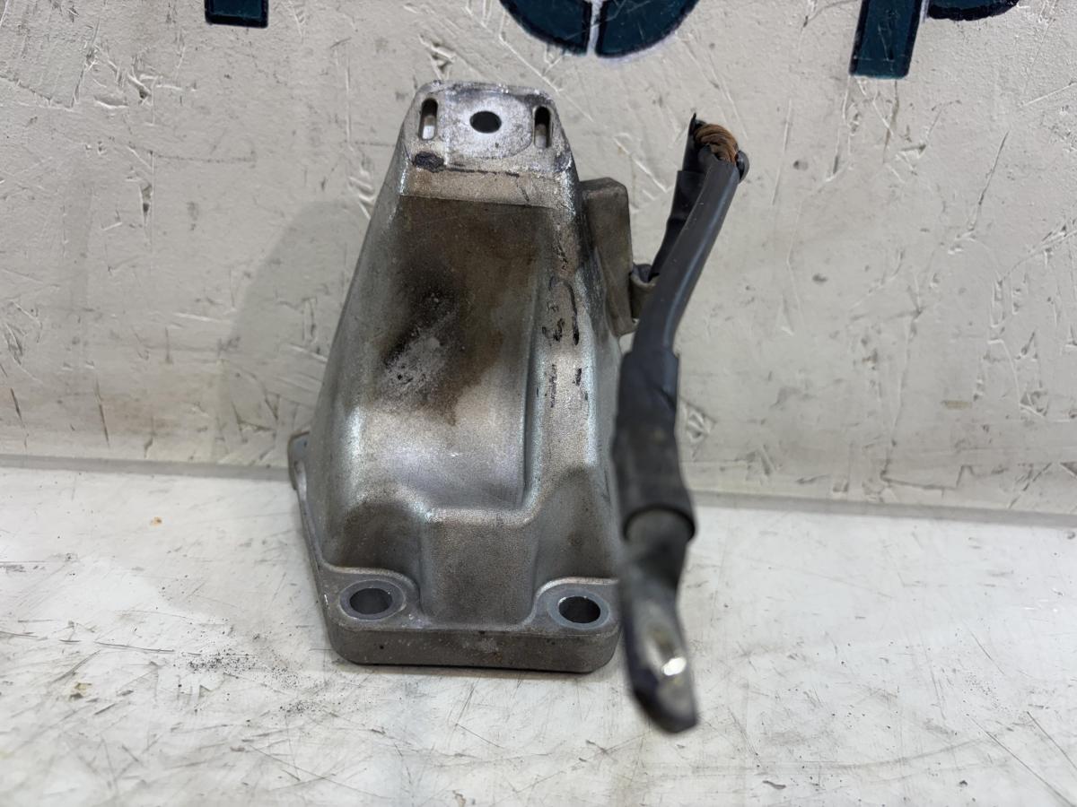 Кронштейн двигателя правый 8D0199308AD Audi A4 B5