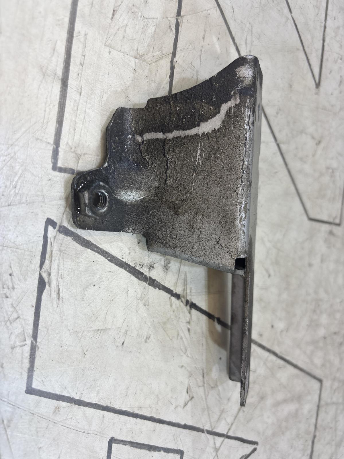 Кронштейн осушителя,правый 078133576D 