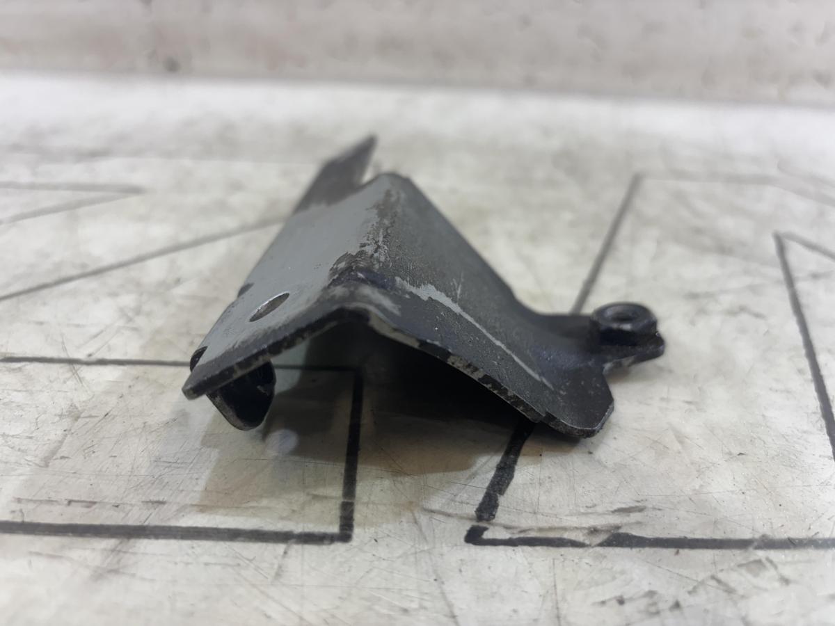 Кронштейн осушителя,правый 078133576D 