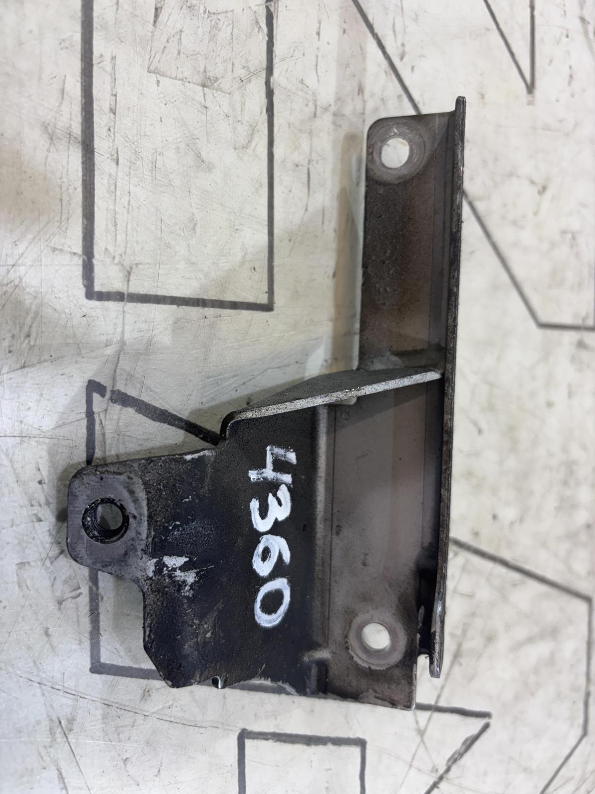 Кронштейн осушителя,правый 078133576D 