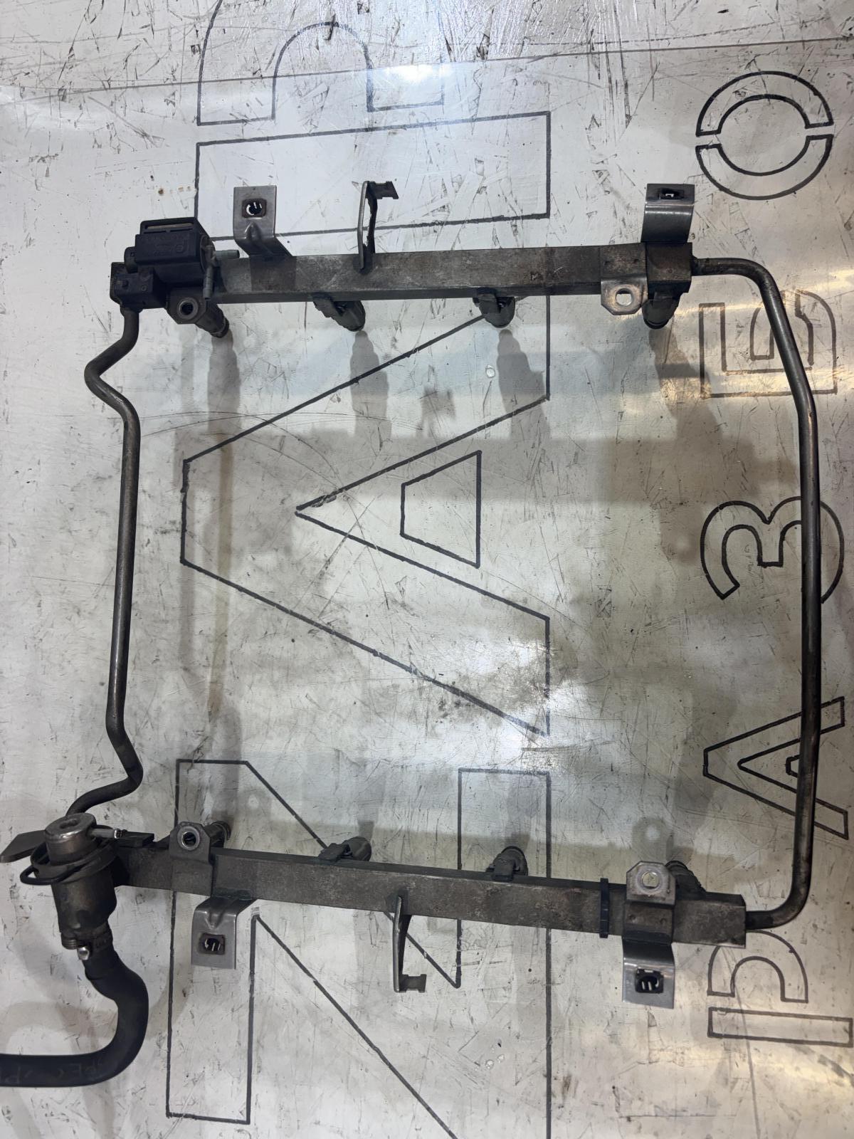 Топливная рампа 077133681L 