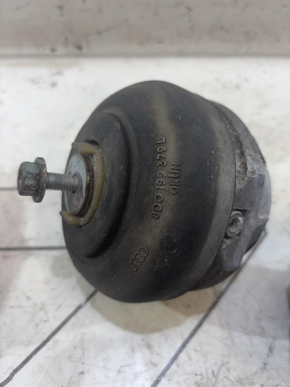 Подушка крепления двигателя 4D0199381C Audi A8 D2 / S8 D2