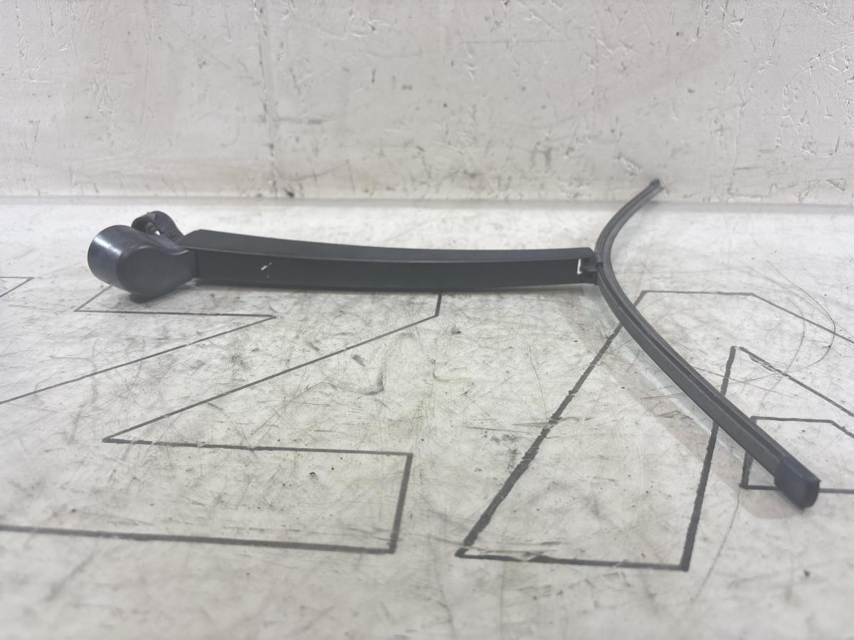 Поводок бескаркасной щётки 1T0955707A Skoda Octavia II рест