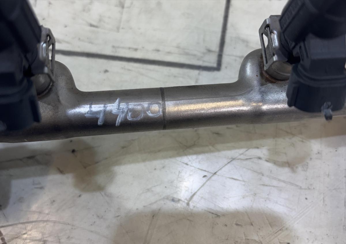 Топливная рампа 8E0201215AE Audi A4 B6 / A4 B7