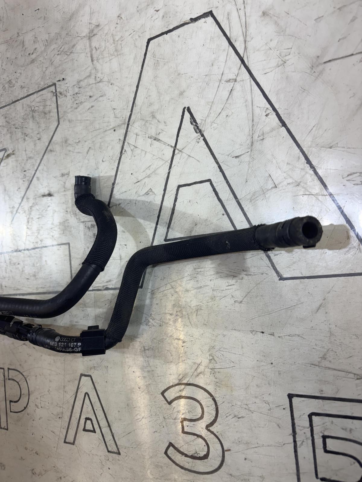 Трубка масляного радиатора 8E0121107P