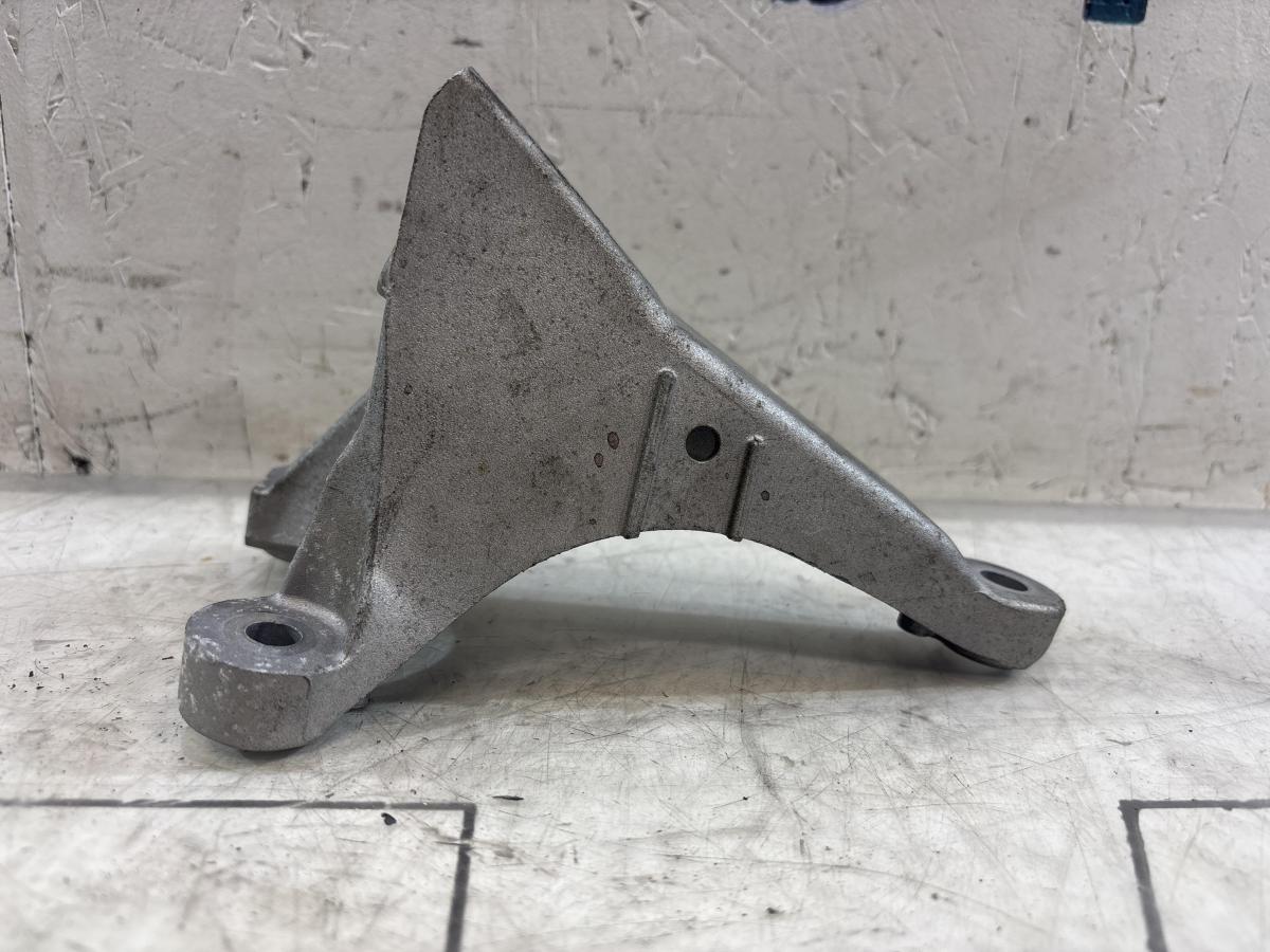 Кронштейн двигателя правый 8E0199308AN