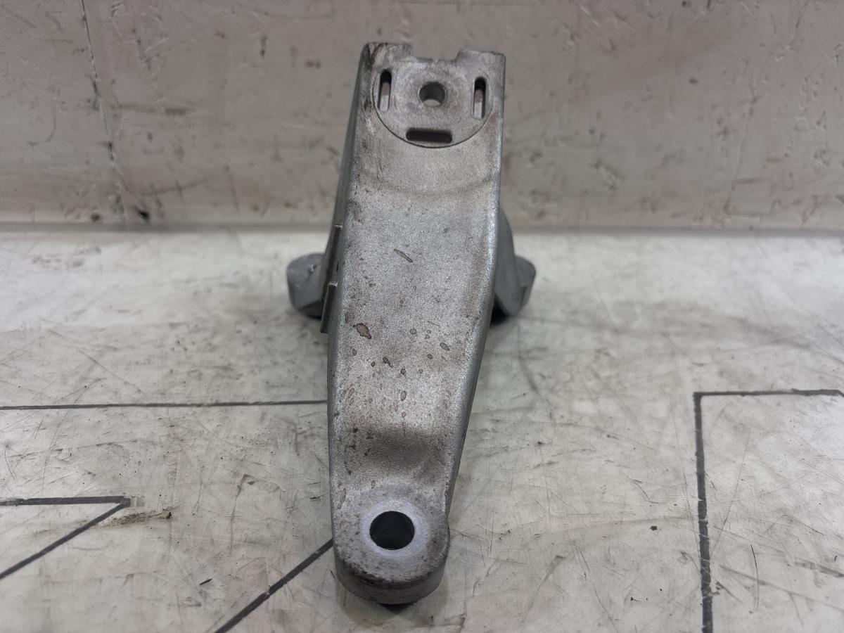 Кронштейн двигателя правый 8E0199308AN