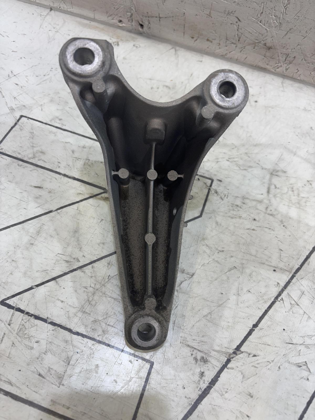 Кронштейн двигателя правый 8E0199308AN