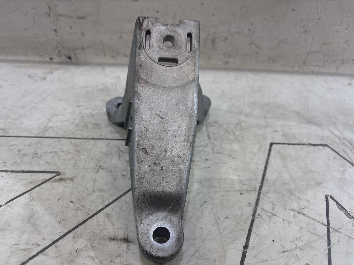 Кронштейн двигателя правый 8E0199308AN