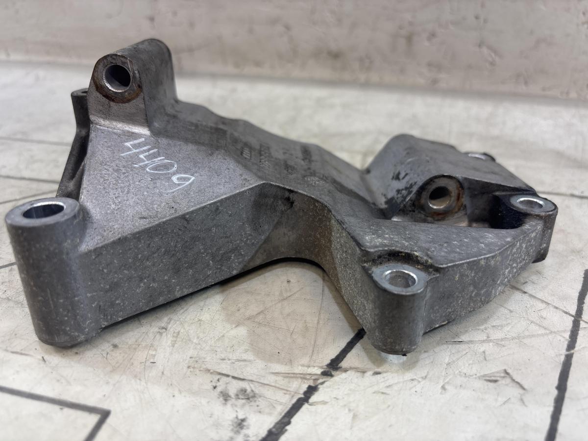 Кронштейн генератора 079903805J 