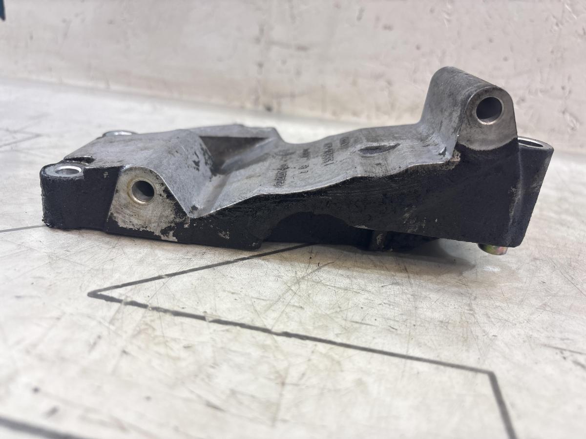 Кронштейн генератора 079903805J 