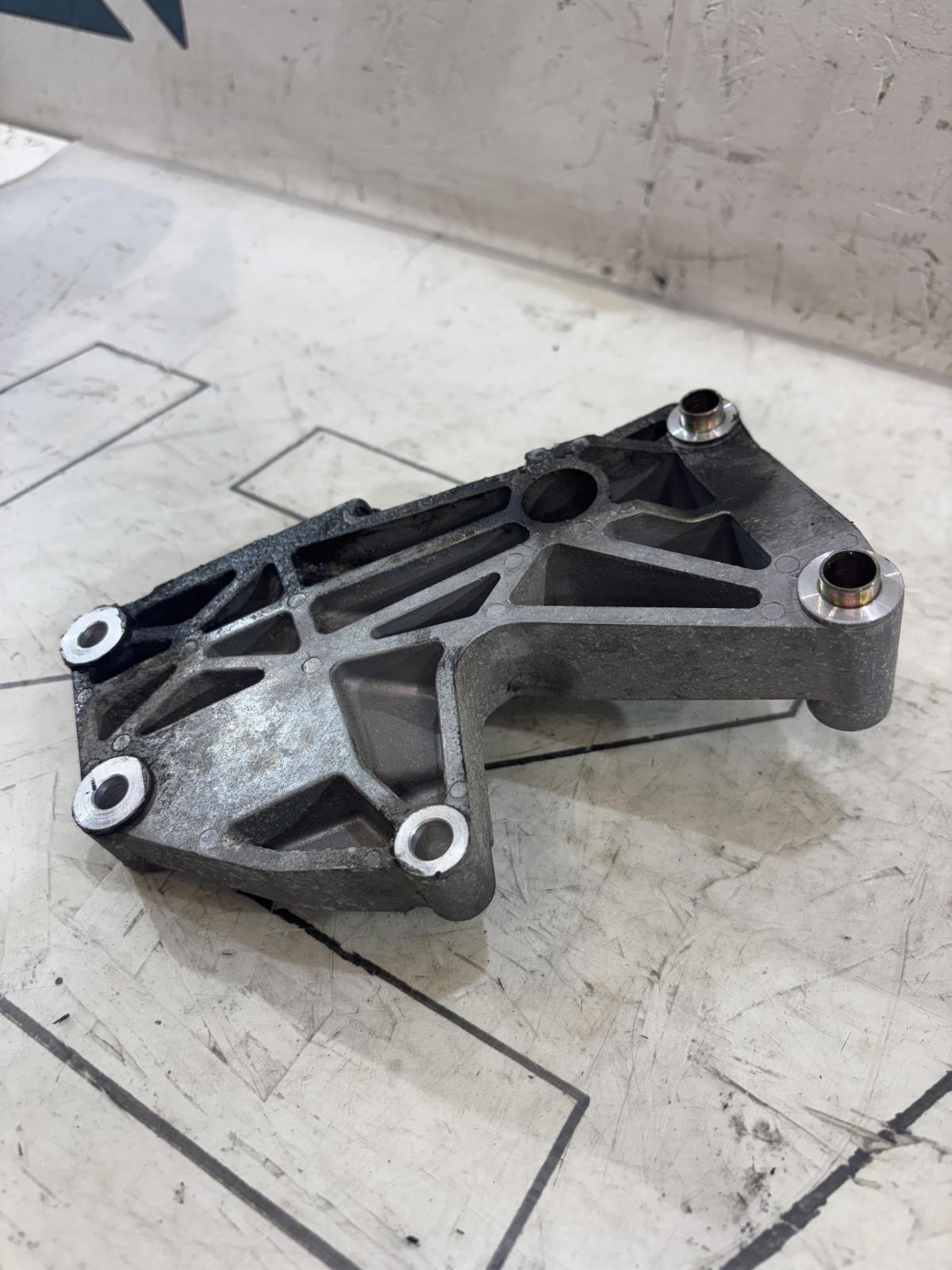 Кронштейн генератора 079903805J 