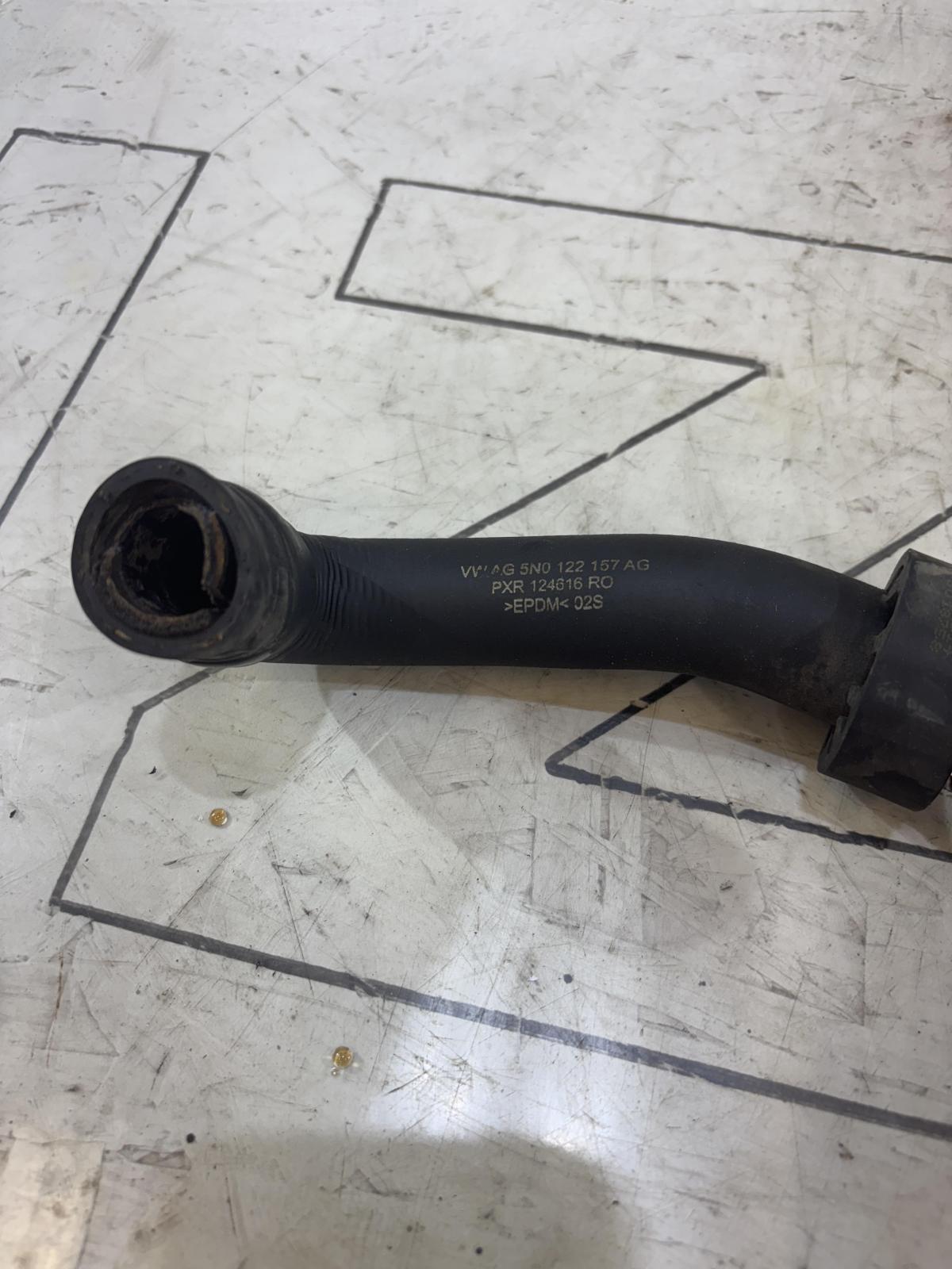 шланг трубки радиатора 5N0122157AG Skoda Octavia RS II