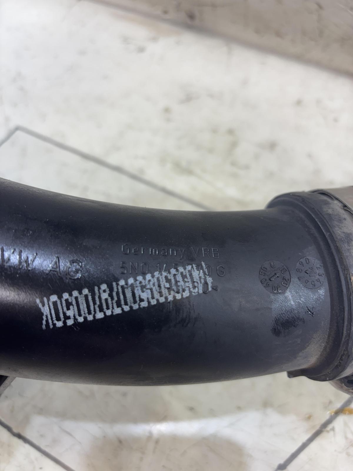 Воздушный трубопровод 5N0145770G Skoda Octavia RS II