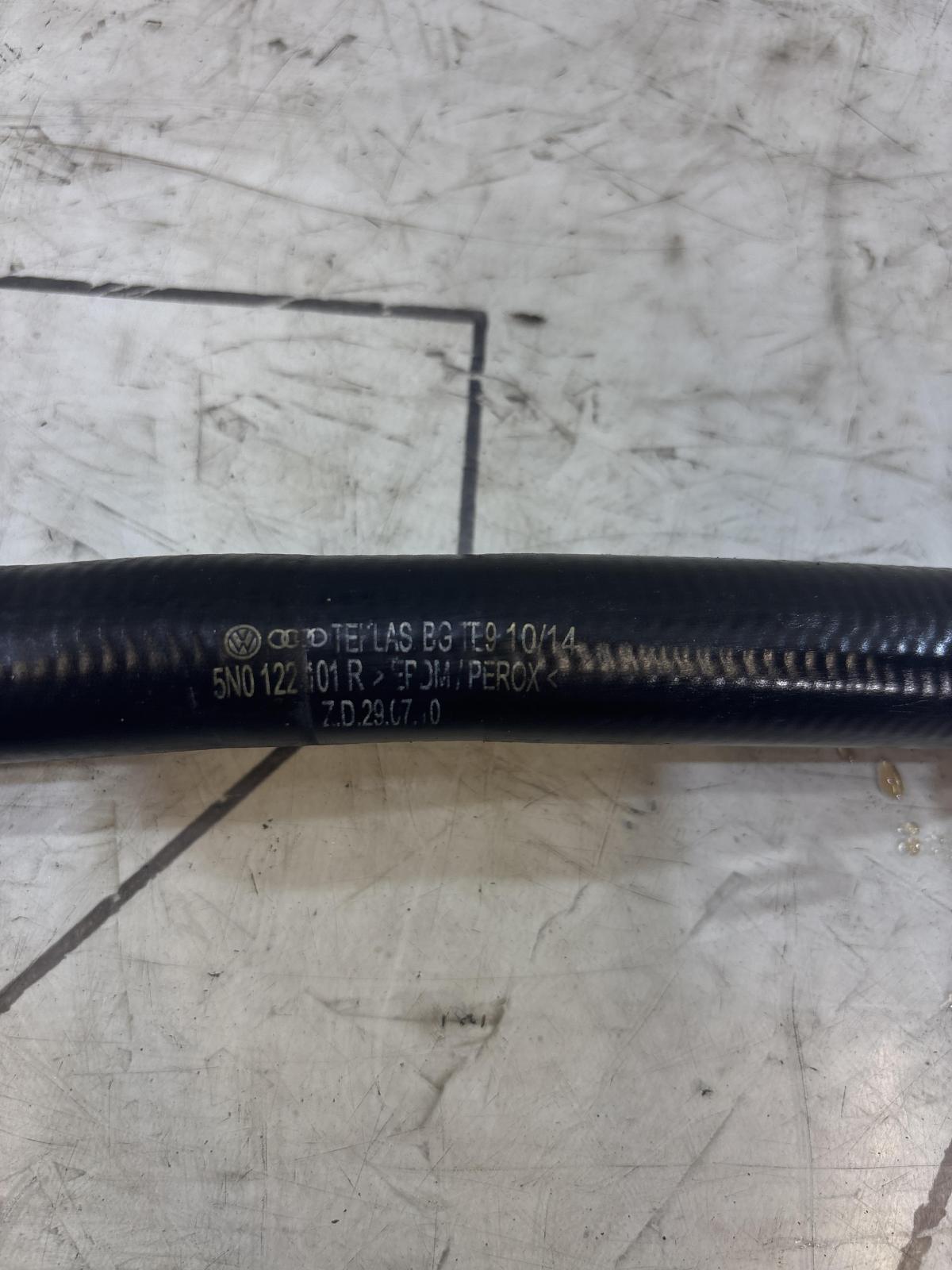 Патрубок системы охлаждения 5N0122101R Skoda Octavia RS II