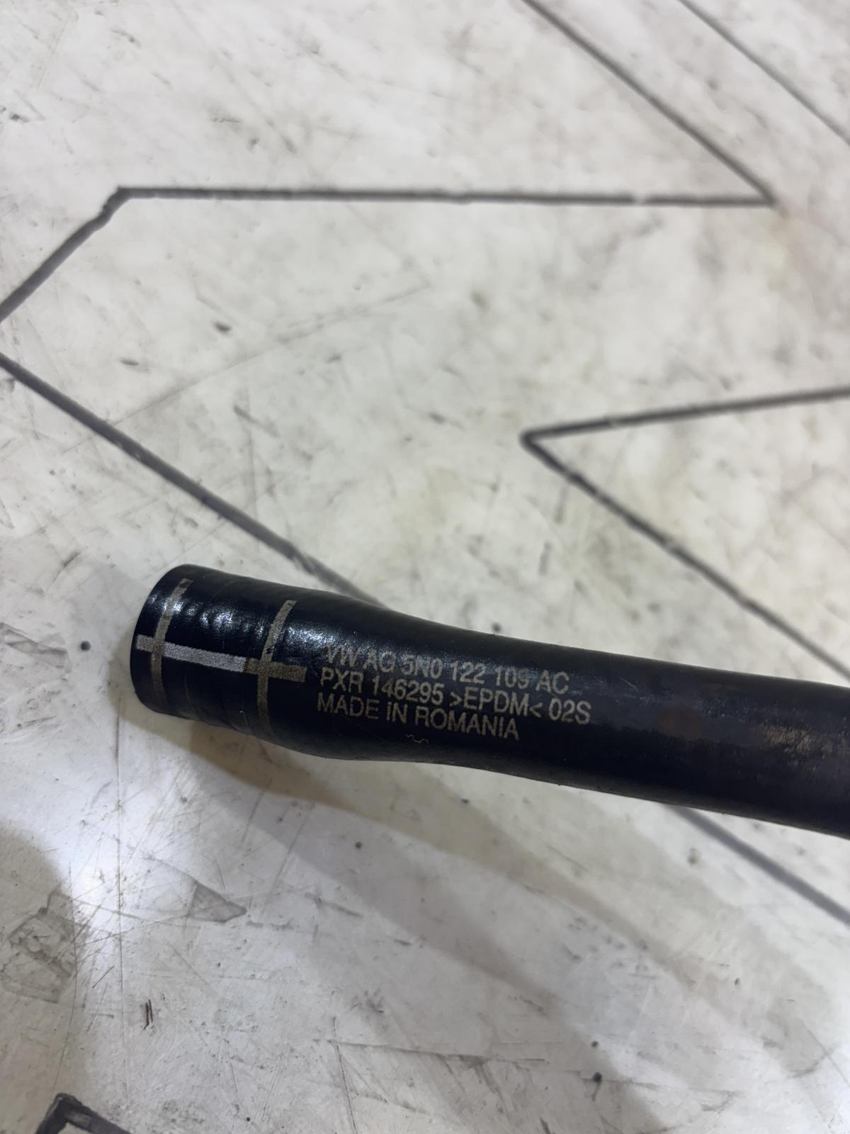 Шланг системы охлаждения 5N0122109AC Skoda Octavia RS II