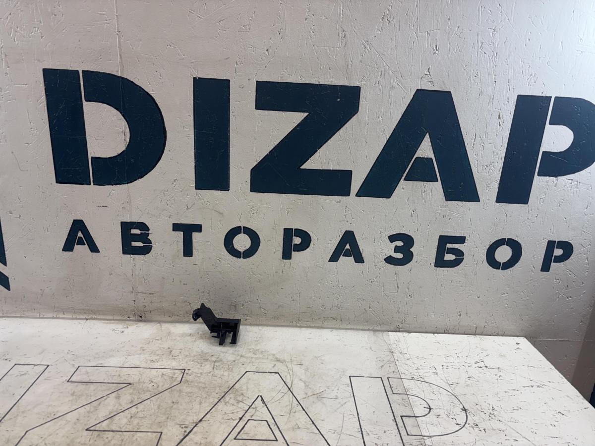 Кронштейн держателя провода 06J971845 Skoda Octavia RS II