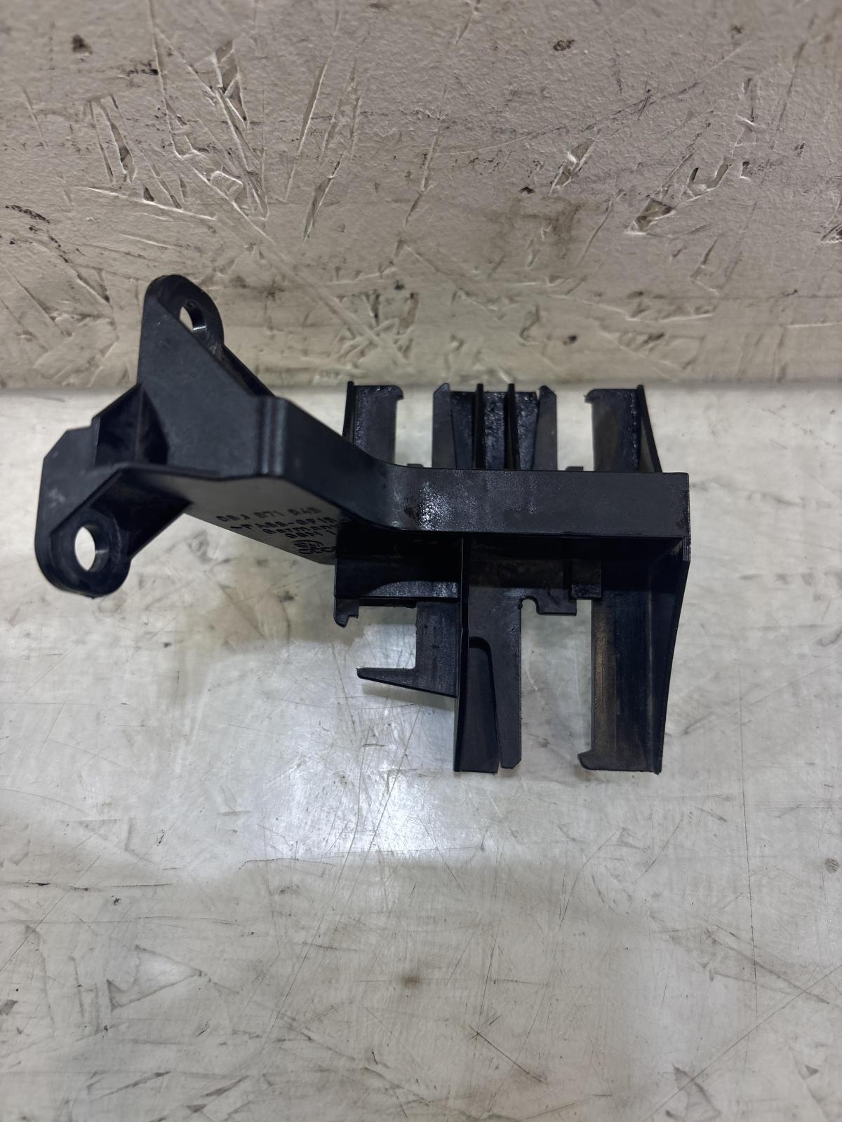 Кронштейн держателя провода 06J971845 Skoda Octavia RS II