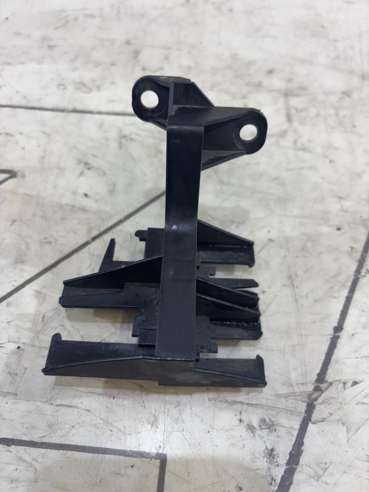 Кронштейн держателя провода 06J971845 Skoda Octavia RS II