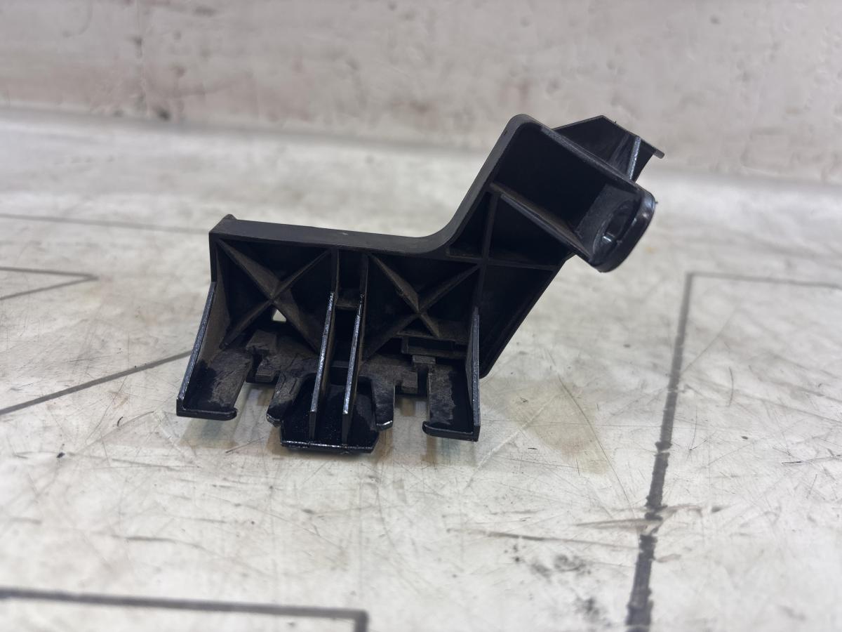 Кронштейн держателя провода 06J971845 Skoda Octavia RS II