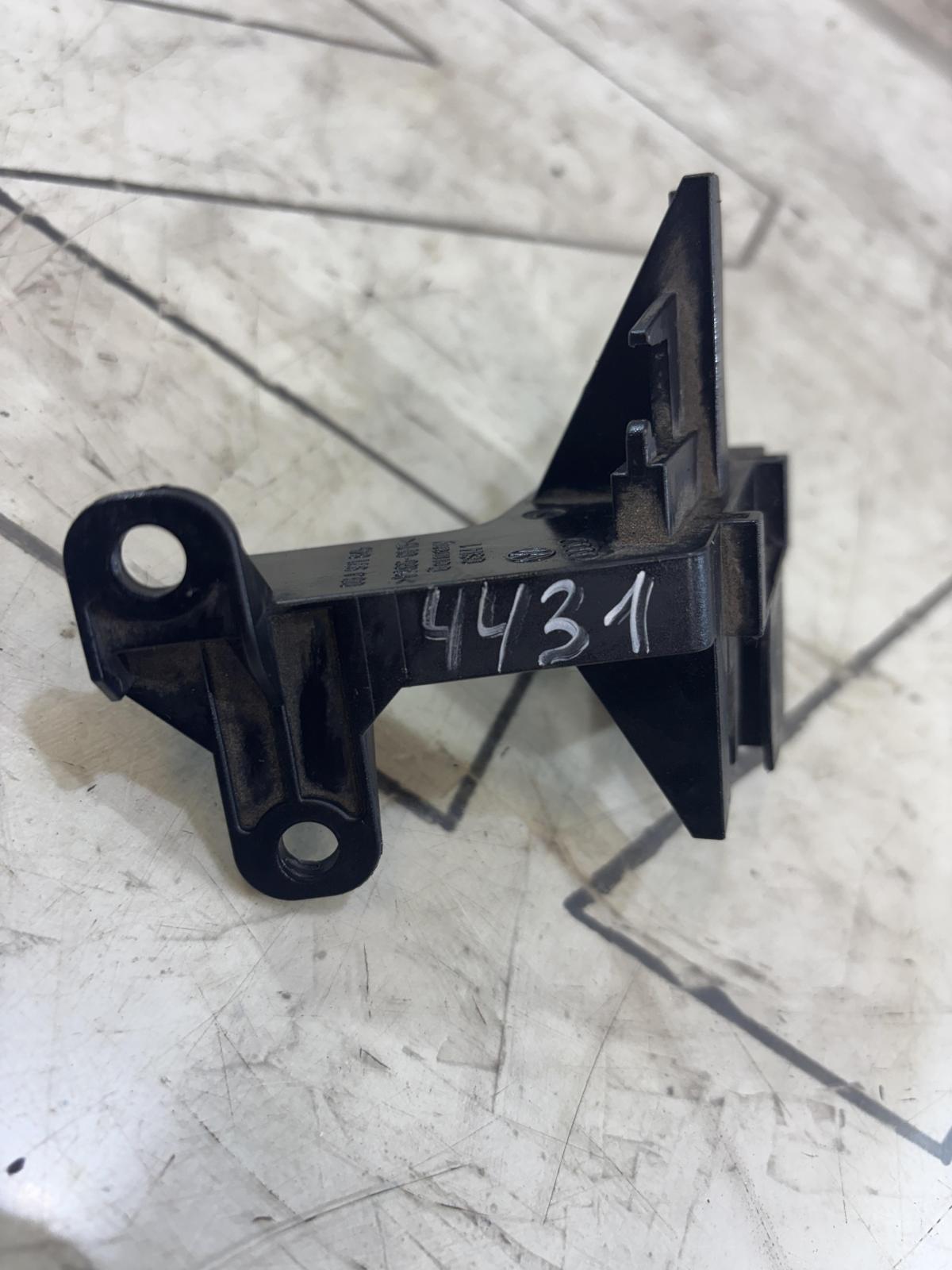 Кронштейн держателя провода 06J971845 Skoda Octavia RS II