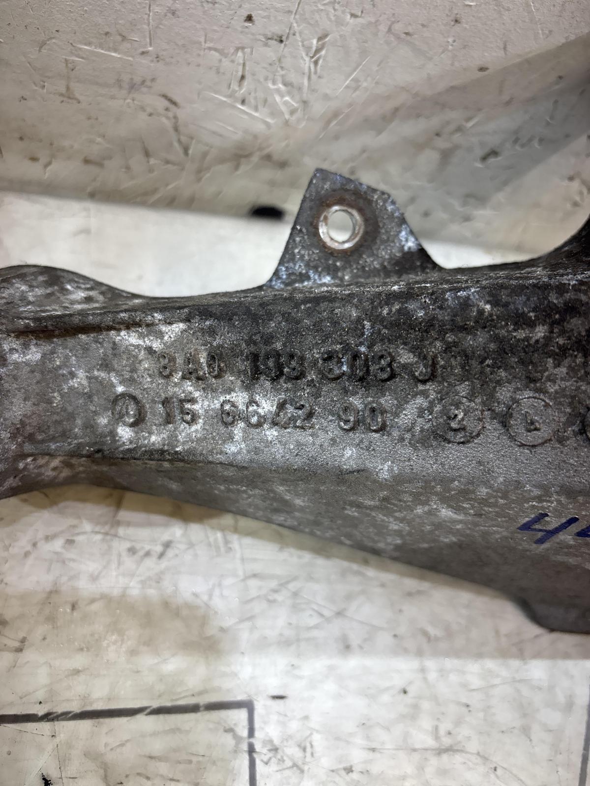 Кронштейн двигателя правый 8A0199308J Audi 80 B4